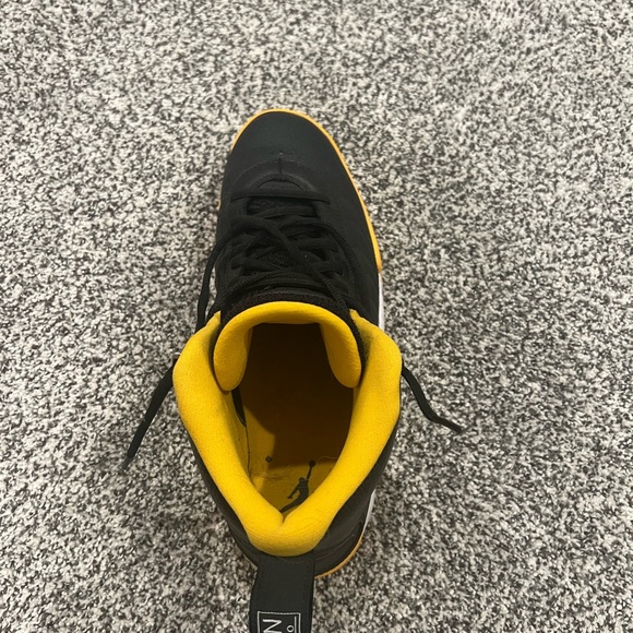 Yellow Jordan junpman 11’s. Price is negotiable - Picture 4 of 5